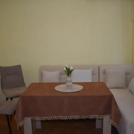 Appartamento за гости лале *